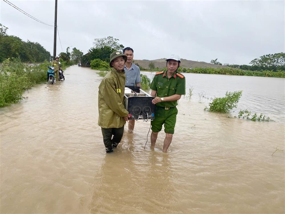 Các lực lượng Công an xã và bảo vệ an ninh, trật tự ở cơ sở xuyên đêm, hỗ trợ người dân di dời toàn bộ vật nuôi cùng tài sản ra khỏi vùng bị ngập lụt đến nơi tránh trú an toàn.