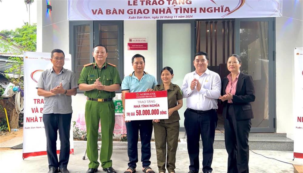 Đại tá Võ Duy Tuấn, Phó Giám đốc Công an tỉnh Phú Yên trao nhà tình nghĩa cho cán bộ tham gia lực lượng bảo vệ an ninh, trật tự ở cơ sở.