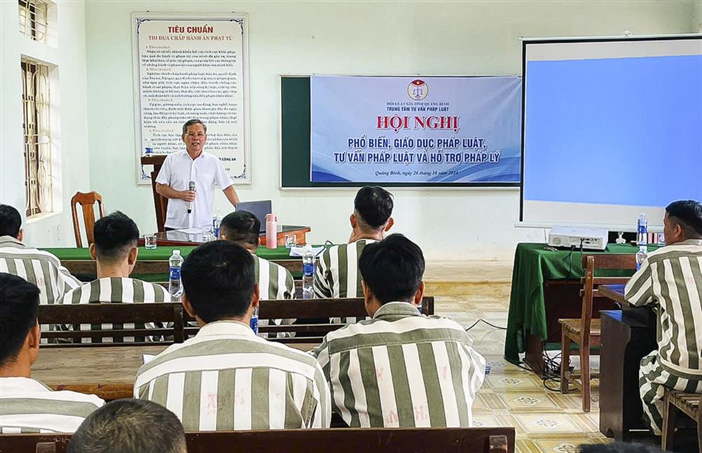 Phổ biến giáo dục pháp luật và hỗ trợ tư pháp cho các phạm nhân.