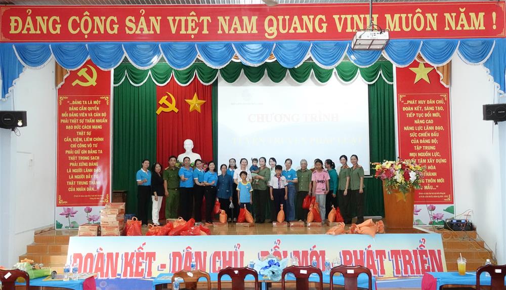 Tặng 100 phần quà cho các hội viên phụ nữ và các hộ gia đình khó khăn.