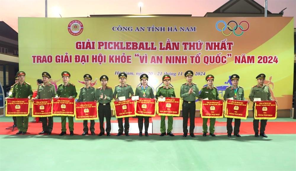 Lãnh đạo Công an tỉnh trao giải cho các đội xuất sắc đạt giải Giải PickleBall lần thứ nhất năm 2024.