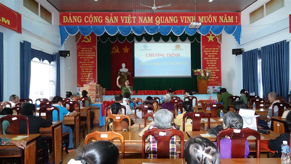 Tuyên truyền pháp luật cho người dân.