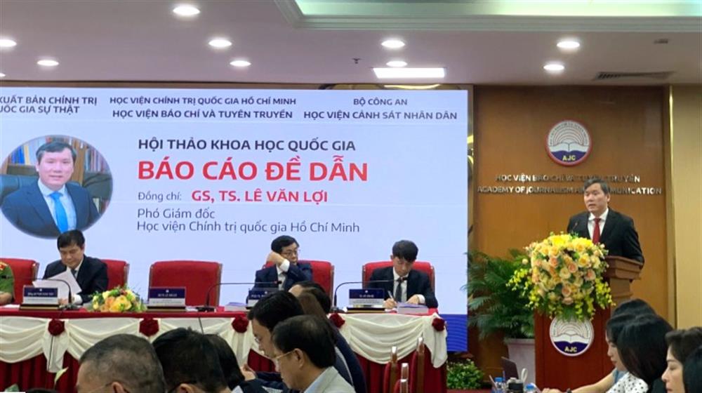 GS.TS Lê Văn Lợi, Phó Giám đốc Học viện Chính trị Quốc gia Hồ Chí Minh phát biểu tại Hội thảo.