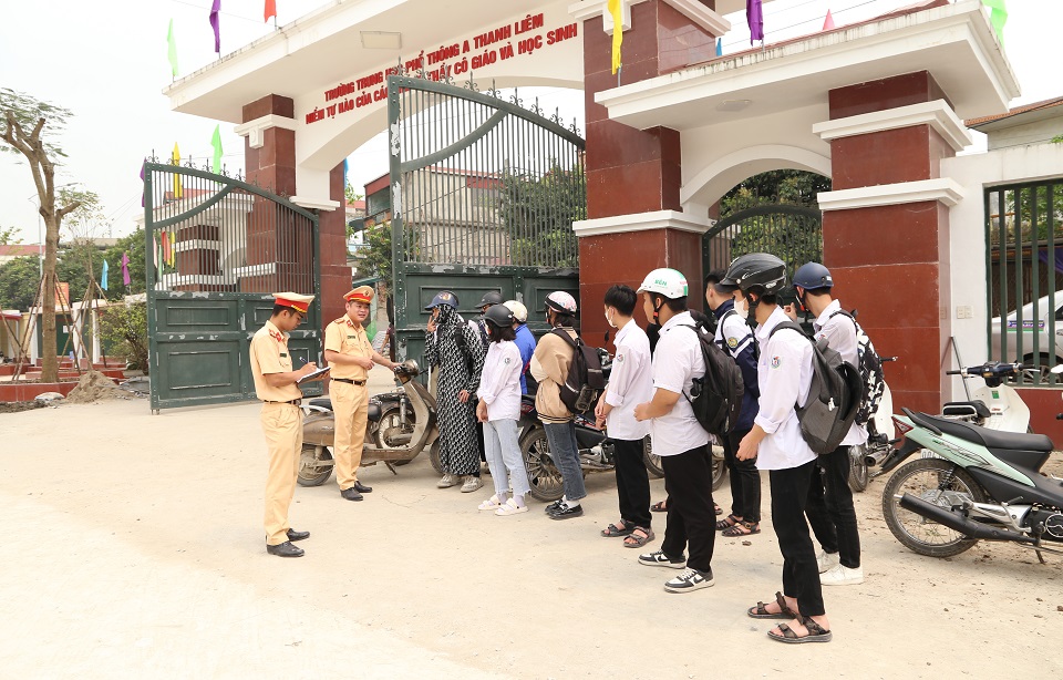 1. Phòng Cảnh sát giao thông Công an tỉnh tuyên truyền Luật giao thông đường bộ cho học sinh trường THPT B Duy Tiên.