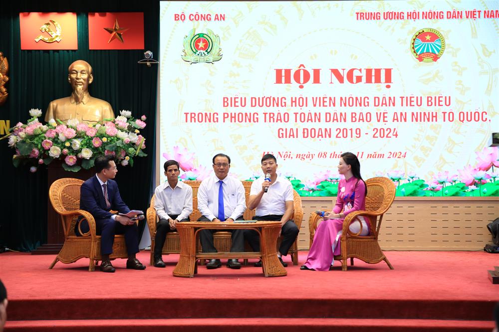 Các đại biểu giao lưu tại Hội nghị.