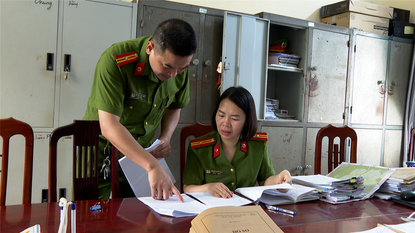 Thiếu tá Nguyễn Quỳnh Nga cùng đồng đội nghiên cứu hồ sơ vụ án.