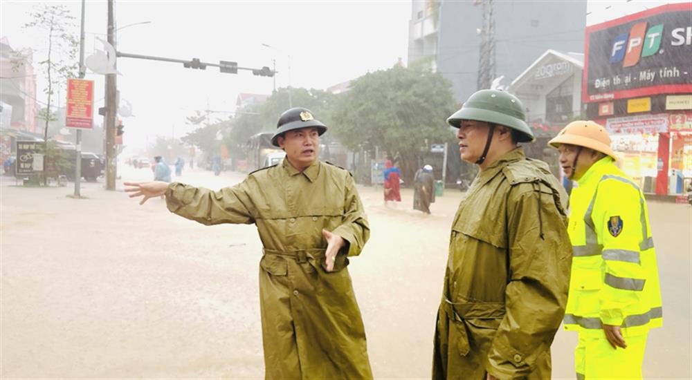 Lãnh đạo Công an tỉnh Quảng Bình trực tiếp đến những vùng trọng yếu kiểm tra tình hình mưa lũ.