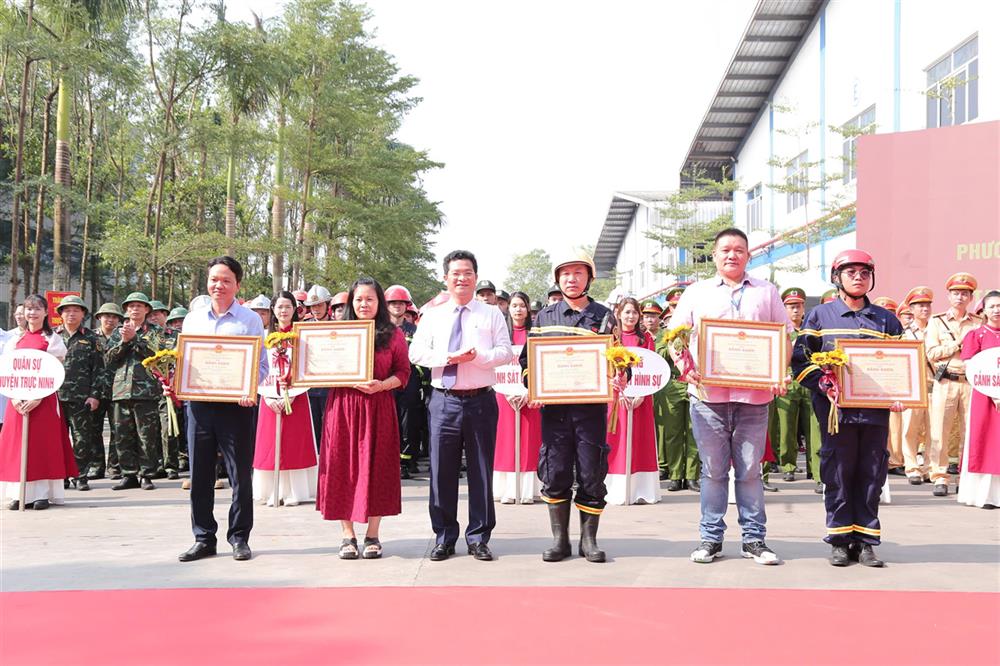 Đồng chí Trần Anh Dũng trao khen thưởng cho tập thể, cá nhân có thành tích trong tham mưu tổ chức và tham gia diễn tập.