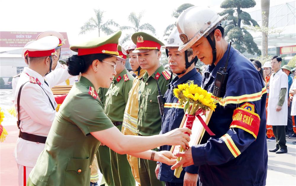 Đại tá Phan Thị Loan, Phó Giám đốc Công an tỉnh trao khen thưởng cho tập thể, cá nhân có thành tích trong tham mưu tổ chức và tham gia diễn tập.