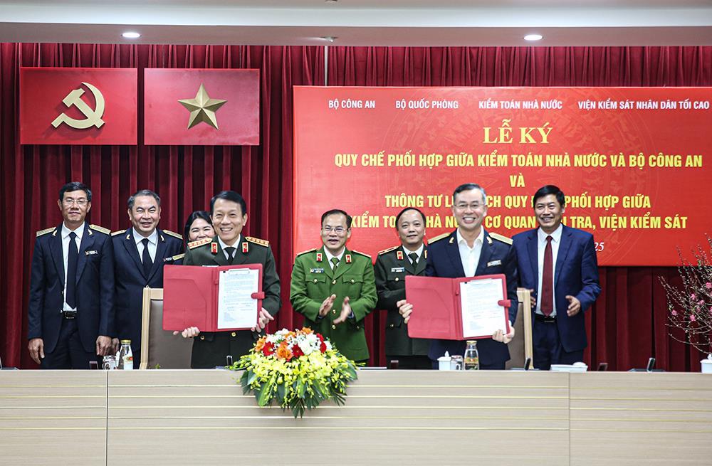 Ảnh: Bộ trưởng Lương Tam Quang và đồng chí GS. TS Nguyễn Xuân Thắng, Ủy viên Bộ Chính trị, Chủ tịch Hội đồng Lý luận Trung ương, Giám đốc Học viện Chính trị quốc gia Hồ Chí Minh đồng chủ trì Hội nghị sơ kết.