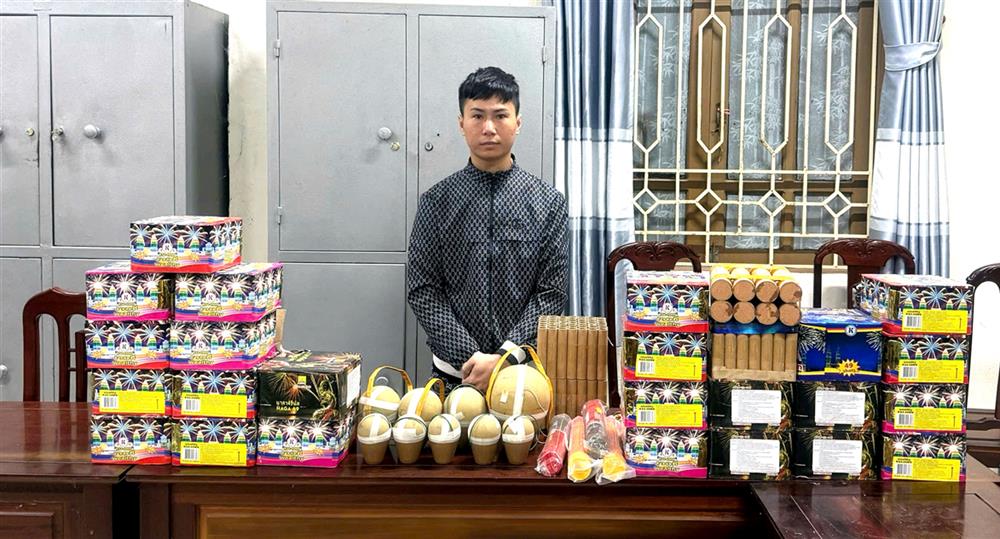Đối tượng Nguyễn Minh Hiếu cùng tang vật thu giữ.