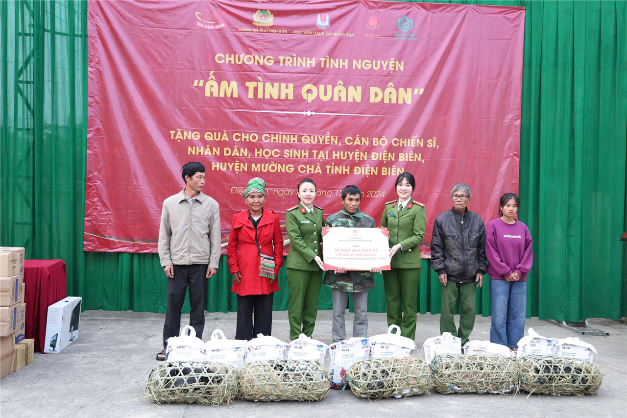 3. Trao tặng lợn giống và thức ăn chăn nuôi cho các hộ gia đình bị ảnh hưởng nặng nề do lũ quét.