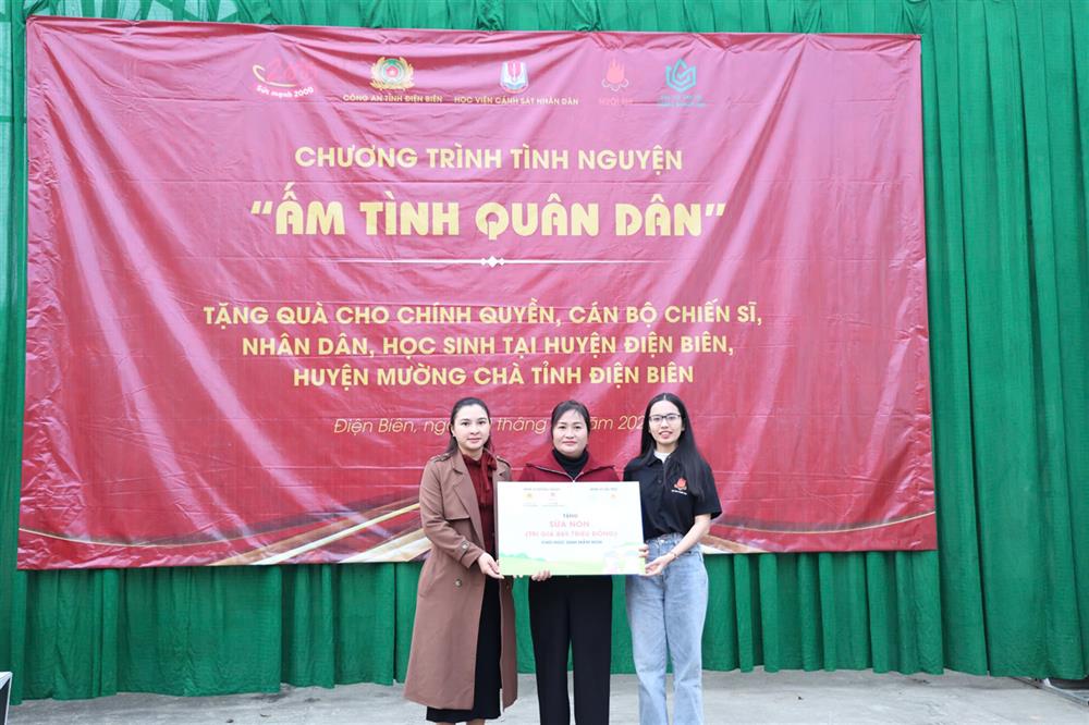 Đại diện Dự án “Ánh Sáng Núi Rừng” trao áo ấm học sinh tặng Phòng Giáo dục huyện Điện Biên.