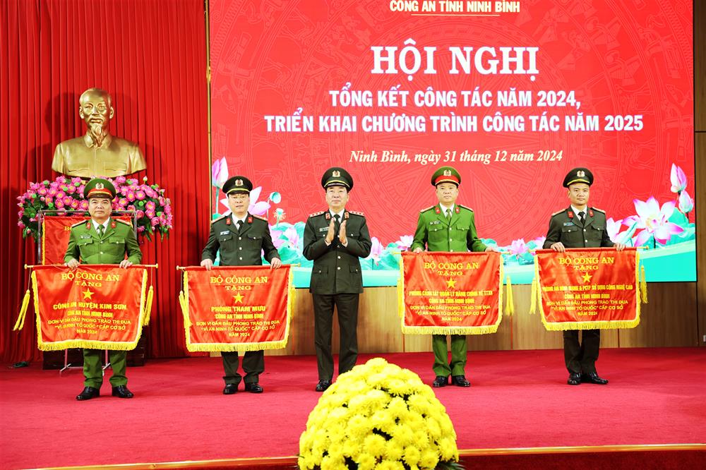 trao Cờ đơn vị dẫn đầu phong trào thi đua Vì ANTQ năm 2024 cho 4 đơn vị cơ sở và 7 đơn vị trực thuộc cơ sở 