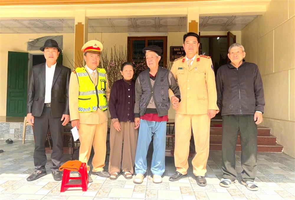 Tổ công tác Đội Cảnh sát giao thông số 2 đưa ông Chính về gia đình.
