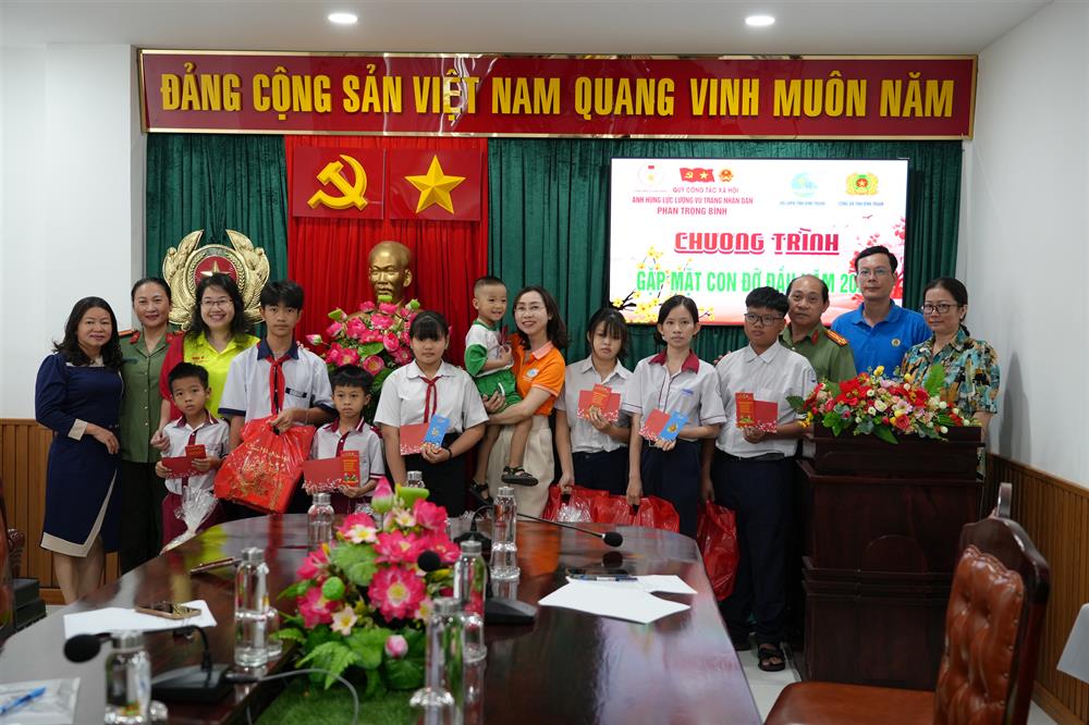 Tặng quà tết và trao kinh phí đỡ đầu năm 2025 cho trẻ em mồ côi do dịch Covid-19 trên địa bàn tỉnh.