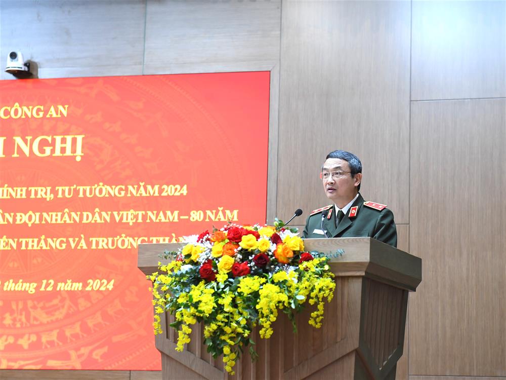 Trung tướng Nguyễn Ngọc Toàn trình bày báo cáo tại Hội nghị.