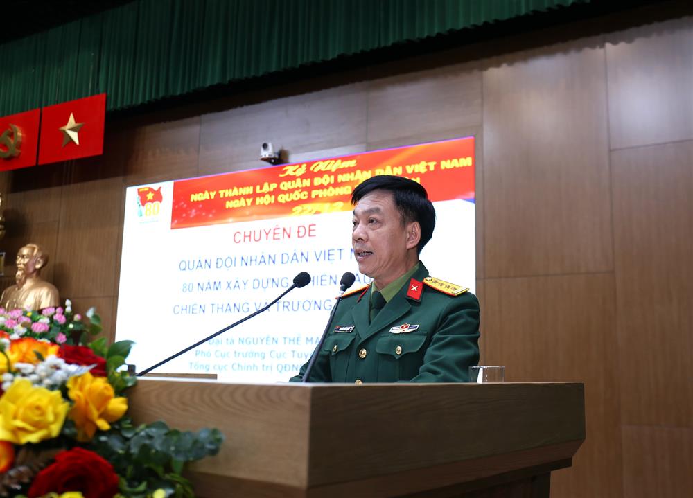 Đại tá Nguyễn Thế Mạnh, Phó Cục trưởng Cục Tuyên huấn, Tổng cục Chính trị Quân đội nhân dân Việt Nam trình bày Báo cáo chuyên đề “Quân đội nhân dân Việt Nam - 80 năm xây dựng, chiến đấu, chiến thắng và trưởng thành”.