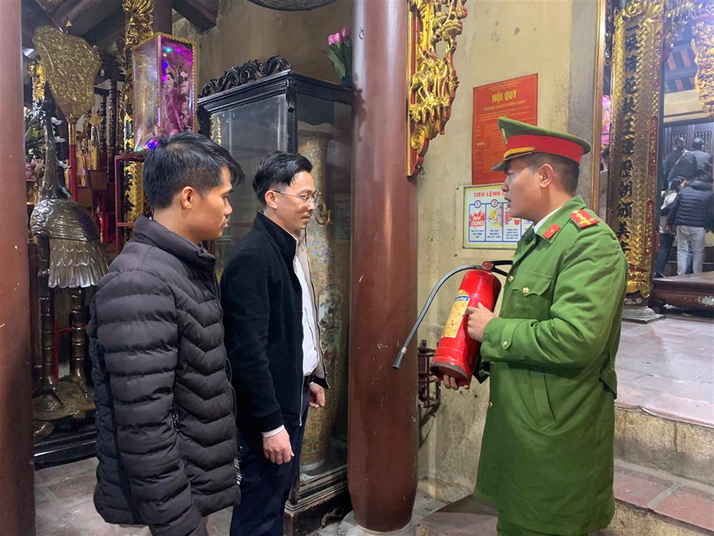 Công an phường Bắc Sơn, thị xã Bỉm Sơn kiểm tra công tác phòng chống cháy nổ tại khu vực đền cô Chín.