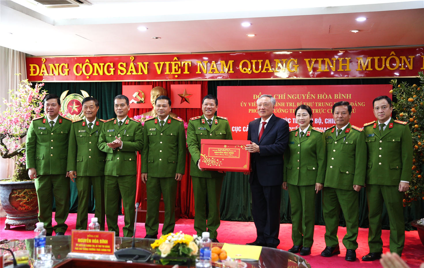Phó Thủ tướng Thường trực Chính phủ Nguyễn Hòa Bình tặng quà Cục Cảnh sát PCTP về môi trường.