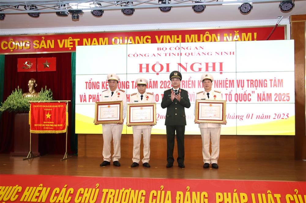 Thừa ủy quyền, Thứ trưởng Phạm Thế Tùng trao Huân chương chiến công Hạng Nhì và Hạng Ba tặng 03 cá nhân có thành tích xuất sắc.