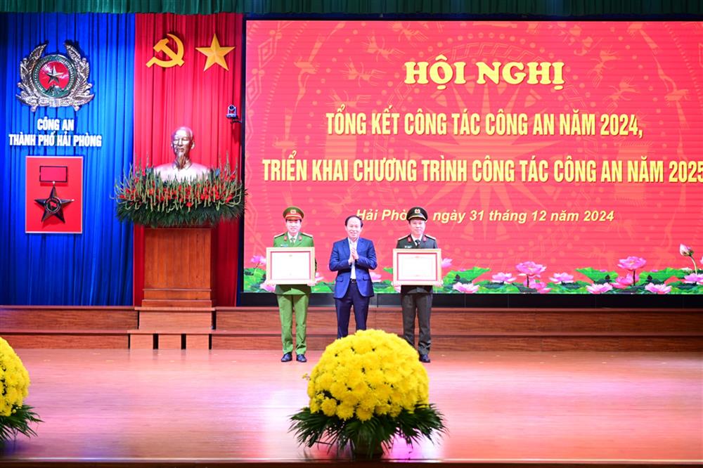 Đồng chí Lê Tiến Châu, Ủy viên TW Đảng, Bí thư Thành ủy, Trưởng Đoàn ĐBQH thành phố Hải Phòng trao tặng Bằng khen của Thủ tướng chính phủ cho 01 tập thể và 01 cá nhân.