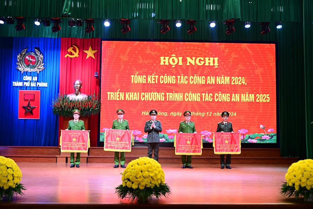 Thứ trưởng Lê Quốc Hùng trao tặng Cờ thi đua của Bộ Công cho 04 tập thể.