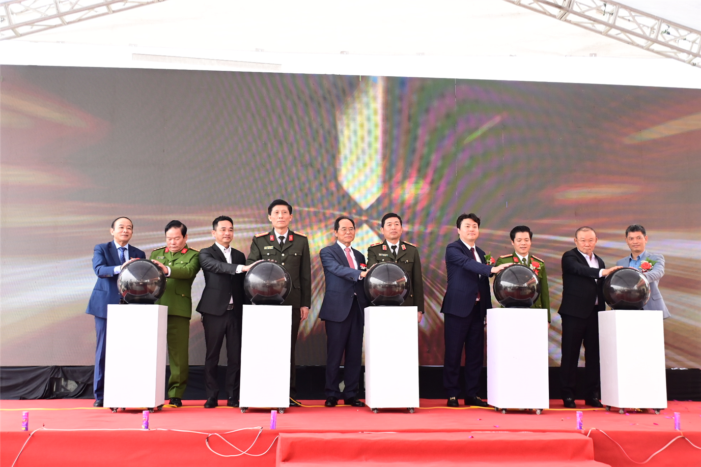 Các lãnh đạo ấn nút khai trương.