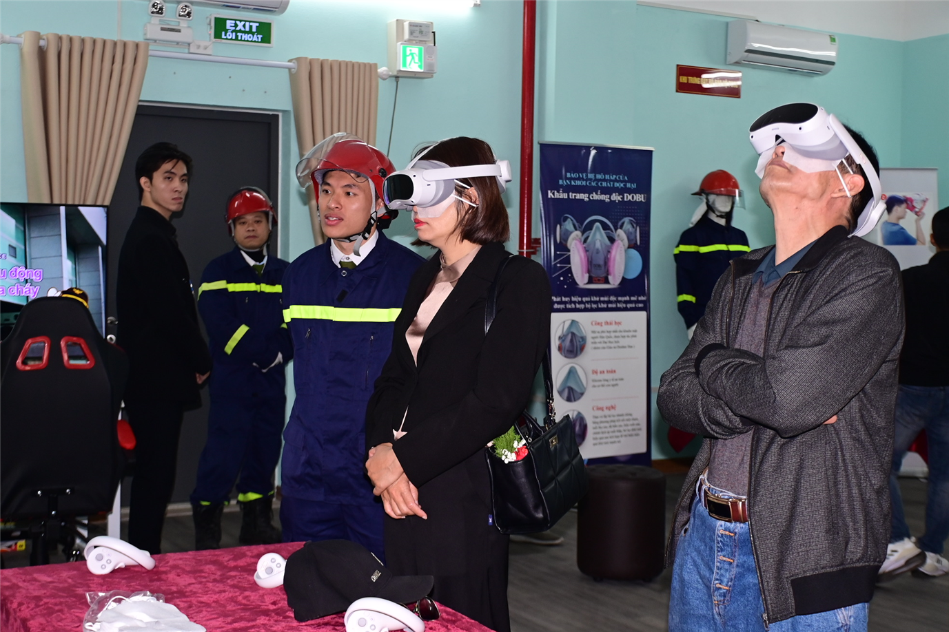 Học sinh và nhân dân tham gia trải nghiệm.