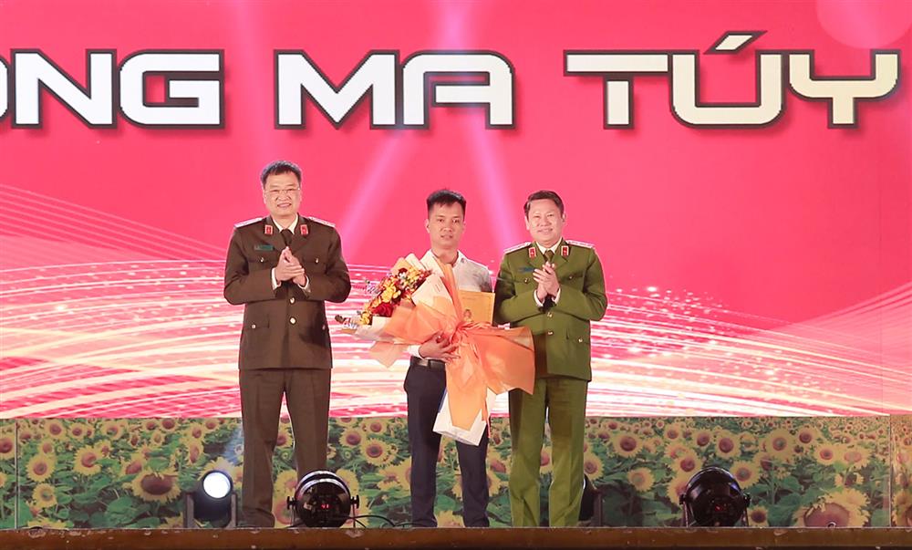 Trung tướng Nguyễn Văn Viện, Cục trưởng Cục Cảnh sát điều tra tội phạm về ma túy, Bộ Công an trao quà cho thanh niên vượt qua lầm lỡ vì ma tý trở thành công dân tốt.