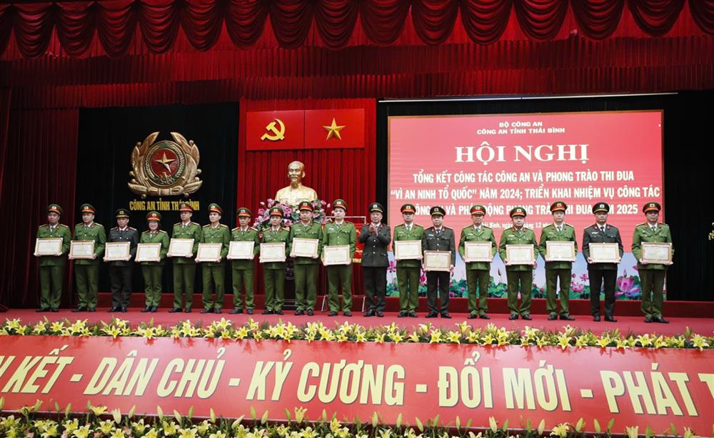 Thừa ủy quyền, Đại tá Trần Xuân Ánh trao Bằng khen của Bộ Công an tặng các tập thể, cá nhân có thành tích xuất sắc. 