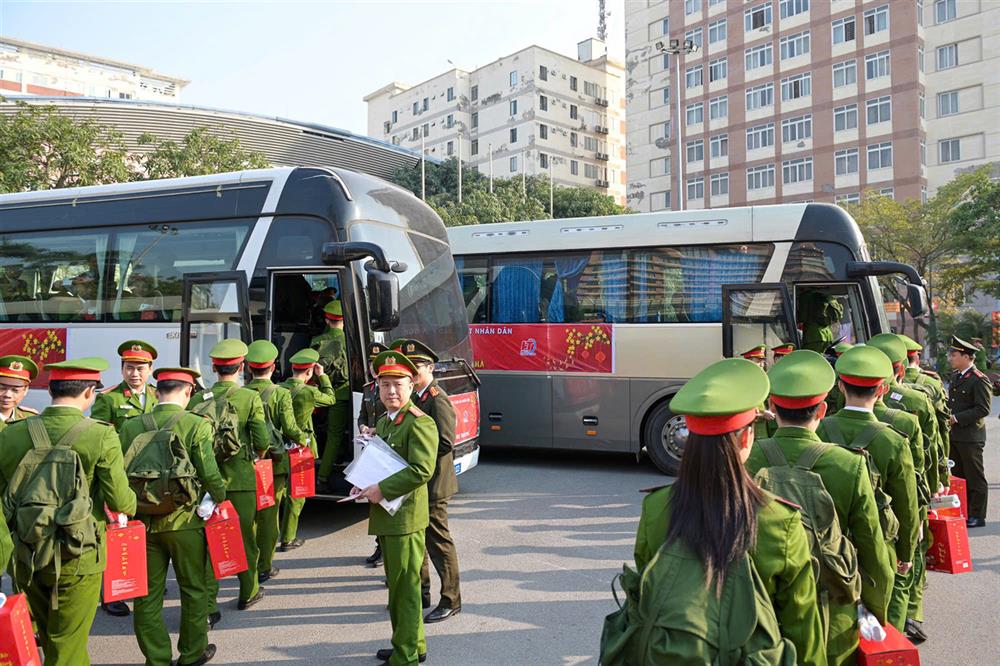 4. Chuyến xe đưa các bạn học viên về một số tỉnh: Tuyến Hà Nội - Hòa Bình - Sơn La - Điện Biên; tuyến Hà Nội - Thanh Hóa - Nghệ An - Hà Tĩnh - Quảng Bình; tuyến đường Hà Nội - Tuyên Quang - Hà Giang.