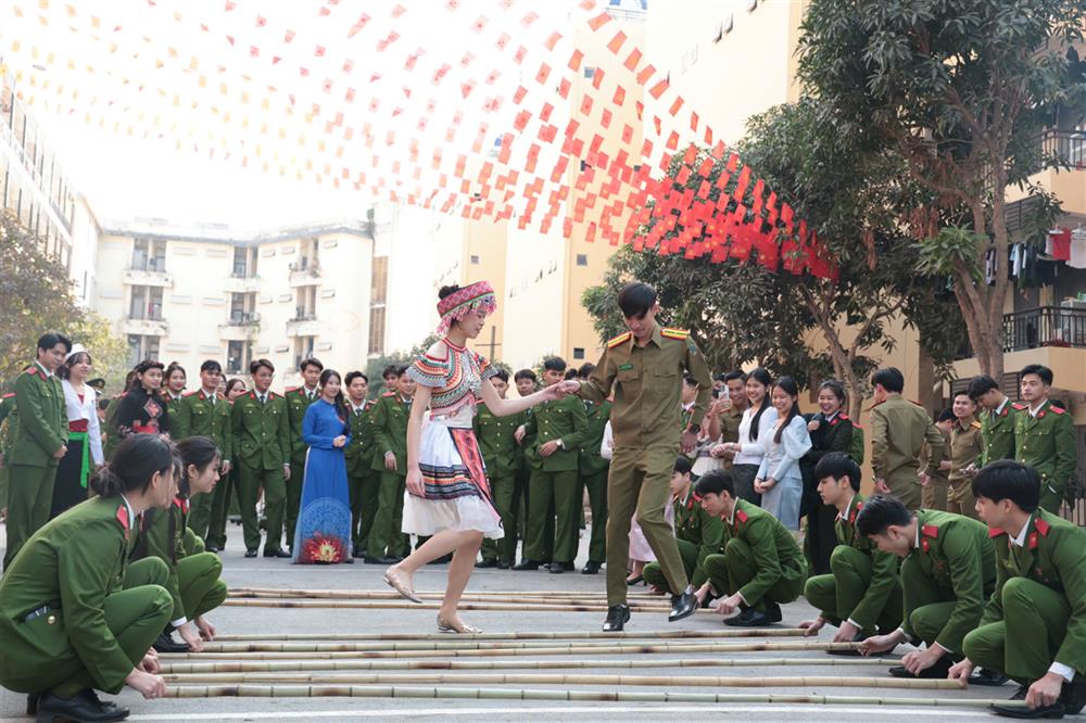 Không khí náo nhiệt, vui vẻ của một số hoạt động văn hoá đón Tết tại Học viện Cảnh sát nhân dân.
