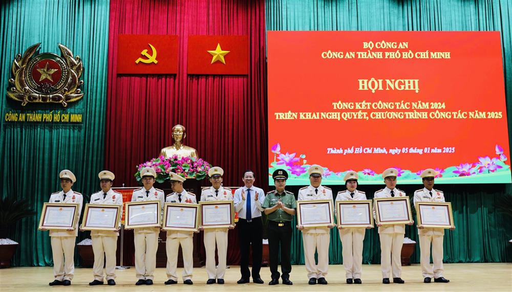 Chủ tịch UBND TP và đ/c Thứ trưởng trao Huân chương Chiến công Hạng Nhì, Ba cho 9 cá nhân.