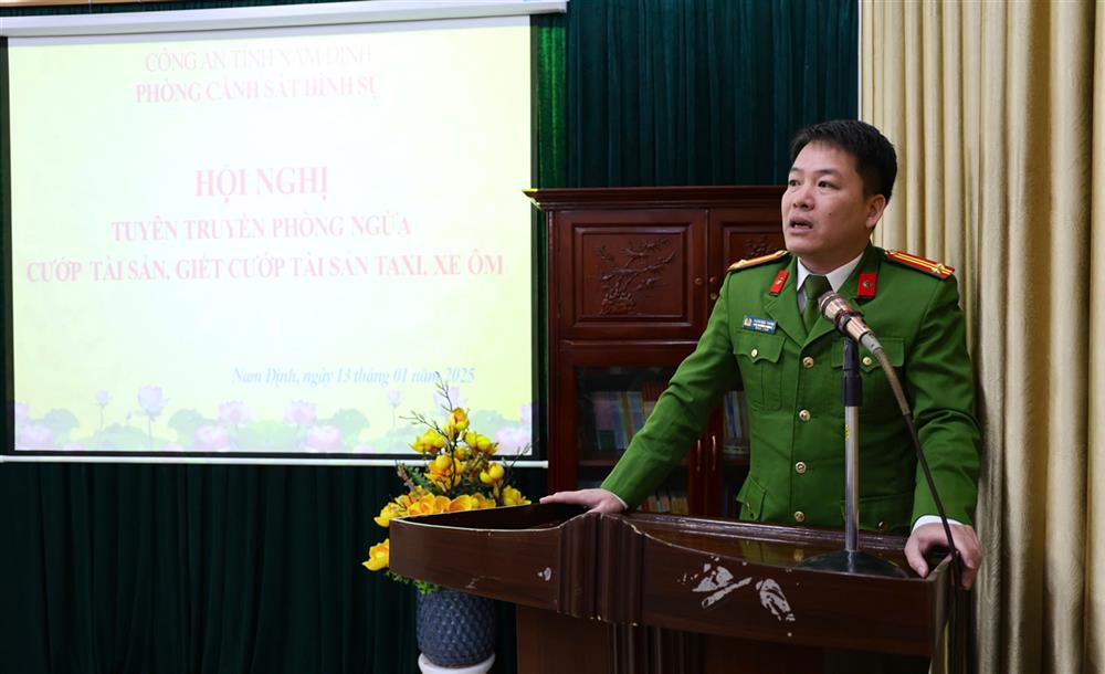 Đồng chí Phó trưởng phòng Cảnh sát hình sự trực tiếp thông tin về phương thức, thủ đoạn và quy luật gây án của tội phạm cướp tài sản của lái xe taxi, xe ôm.