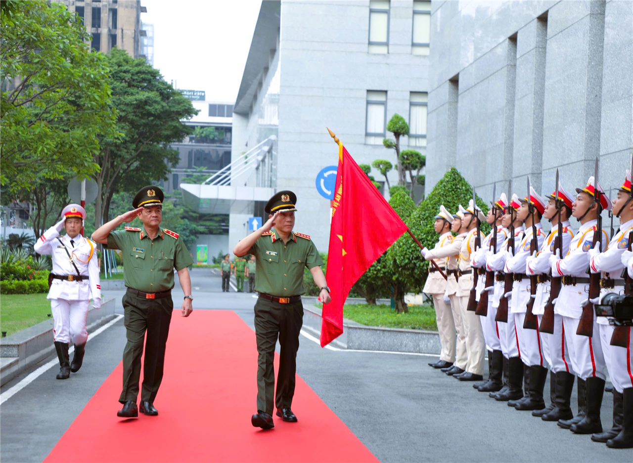 Bộ trưởng Lương Tam Quang duyệt đội Danh dự CATP. 