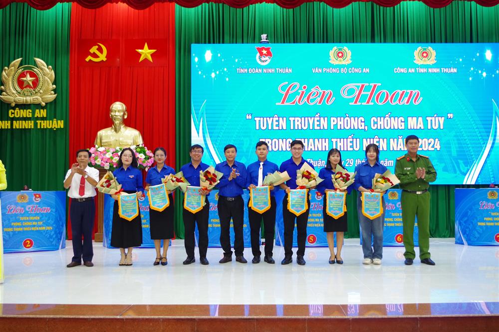 Đại tá Nguyễn Đình Thuận Hải, Phó Giám đốc Công an tỉnh; đồng chí Huỳnh Kiều Ánh, Phó Bí thư Tỉnh đoàn tặng hoa cho đại diện các đội thi tham gia.