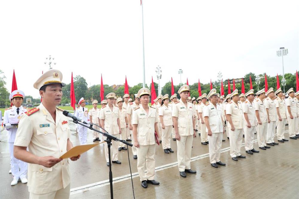 Đại tá Tô Anh Dũng, Ủy viên Ban Thường vụ Tỉnh ủy, Bí thư Đảng ủy, Giám đốc Công an tỉnh báo công dâng Bác những thành tích tiêu biểu của lực lượng Công an Hà Nam.