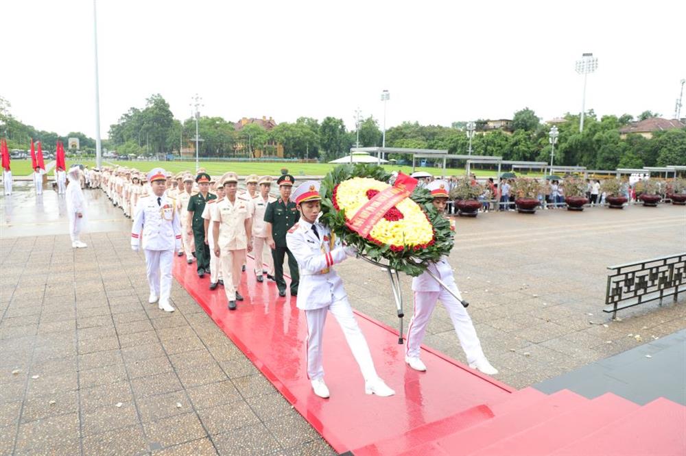 Đoàn đại biểu Công an tỉnh Hà Nam thành kính dâng hoa và vào Lăng viếng Chủ tịch Hồ Chí Minh vĩ đại.