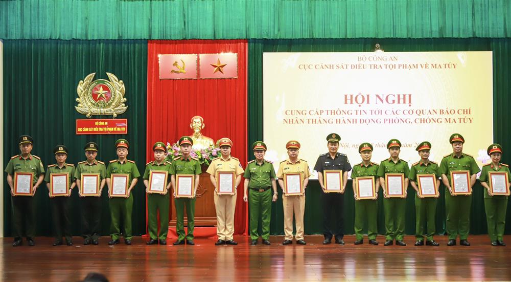 Cục Cảnh sát điều tra tội phạm về ma túy trao thưởng thành tích trong công tác đấu tranh các chuyên án ma túy