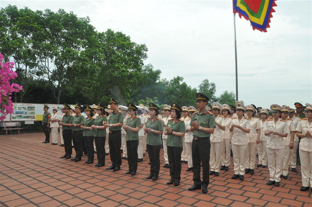 đoàn công tác đã đến dâng hương báo công tại đền thờ nữ tiến sỹ Nguyễn Thị Duệ.