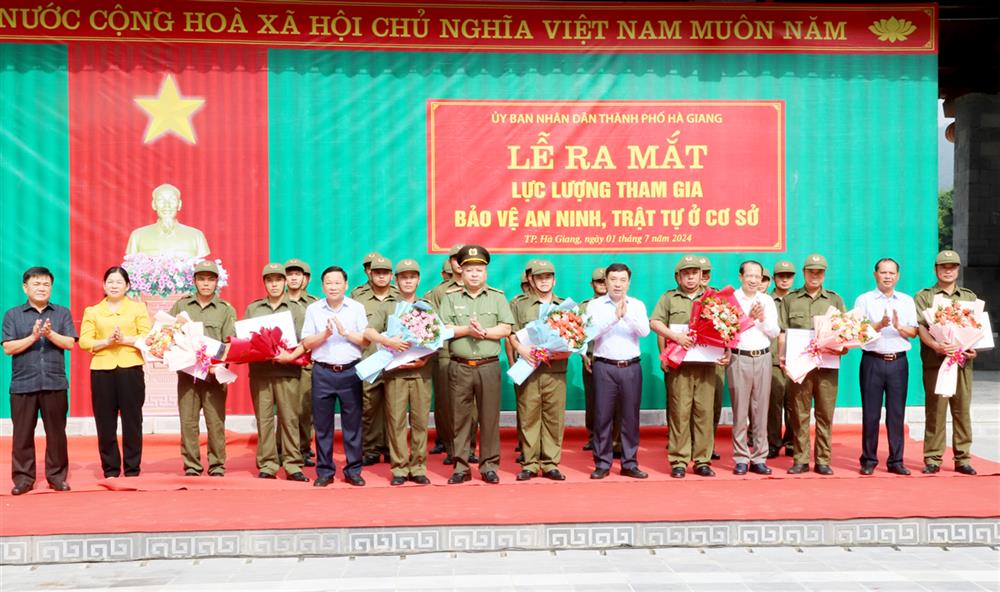 Chú thích ảnh: Lãnh đạo Tỉnh ủy, UBND tỉnh, lãnh đạo Công an tỉnh và các ban, ngành tặng quà cho các thành viên tổ bảo vệ ANTT ở cơ sở thành phố Hà Giang.