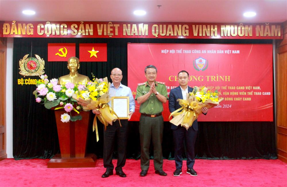 Trung tướng Nguyễn Ngọc Toàn trao huy hiệu của Hiệp hội tượng trưng, ghi nhận sự tham gia vào Ban Chấp hành và hội viên tổ chức ngoài lực lượng CAND của Hiệp hội Thể thao CAND Việt Nam.