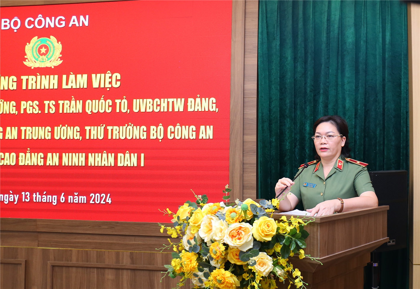 Thiếu tướng Đinh Ngọc Hoa, Hiệu trưởng Trường Cao đẳng An ninh nhân dân I báo cáo các mặt công tác của Nhà trường.