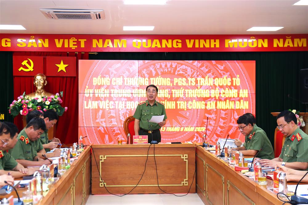 Thứ trưởng Trần Quốc Tỏ phát biểu tại buổi làm việc.