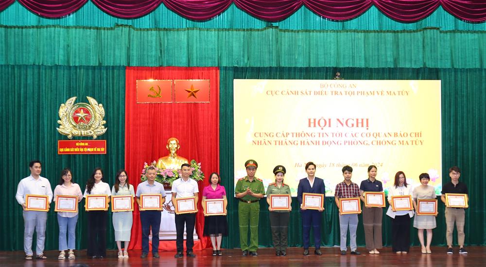 Cục Cảnh sát điều tra tội phạm về ma túy tặng Giấy khen các cá nhân có thành tích trong công tác tuyên truyền phòng, chống ma túy