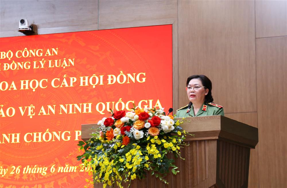 Thiếu tướng, PGS.TS Đinh Ngọc Hoa, Hiệu trưởng Trường Cao đẳng ANND I phát biểu đề dẫn Hội thảo.