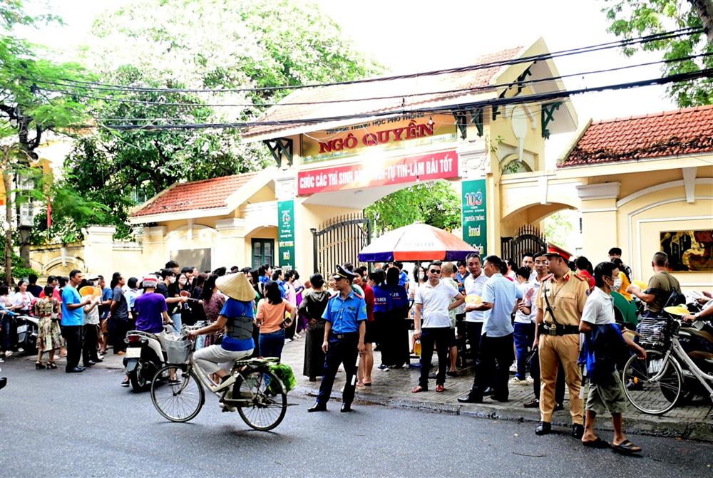 Lực lượng Công an phối hợp bảo đảm an ninh, trật tự, an toàn giao thông khu vực địa điểm thi Trường THPT Lê Hồng Phong.