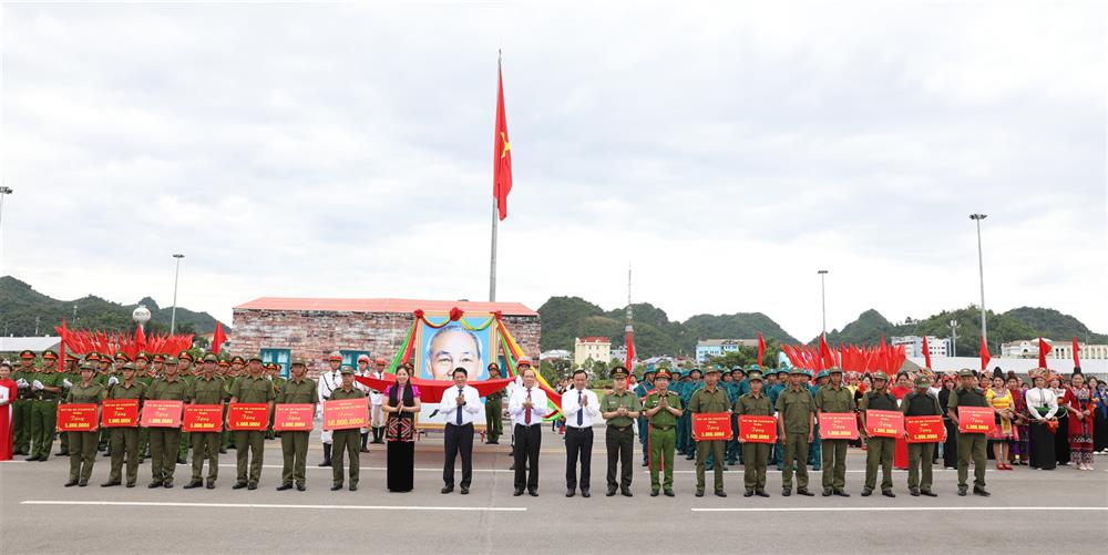 Đại biểu Trung ương và đại diện Thường trực Tỉnh ủy Sơn La đã tặng quà cho lực lượng tham gia bảo vệ ANTT ở cơ sở.