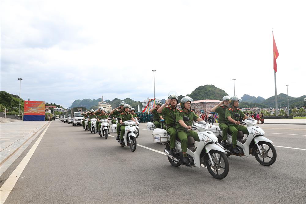 Khối diễu hành phương tiện Công an xã.